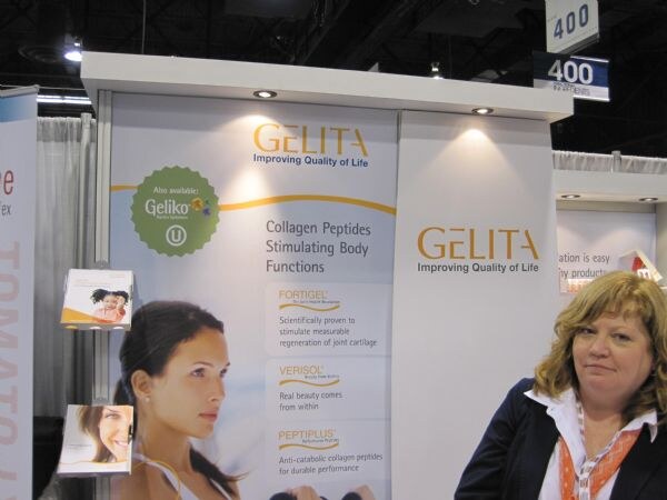 A woman with wavy blond hair stands at the edge of the Gelita booth, whose panels list Fortigel, Verisol and Peptiplus collagen peptides and a Geliko badge.